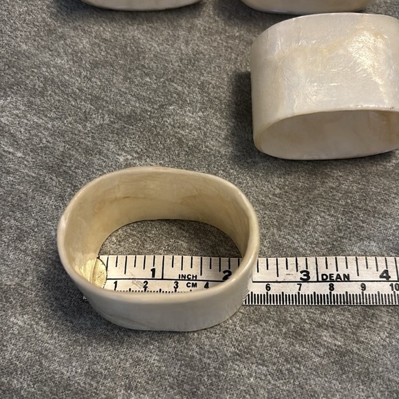 SET OF FOUR Capiz shell napkin rings Elegant Pearlesque Napkin Rings Set cream - Picture 9 of 10